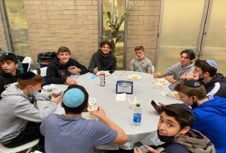 Ramaz+students+enjoying+lunch+in+the+3rd+floor+sukkah.