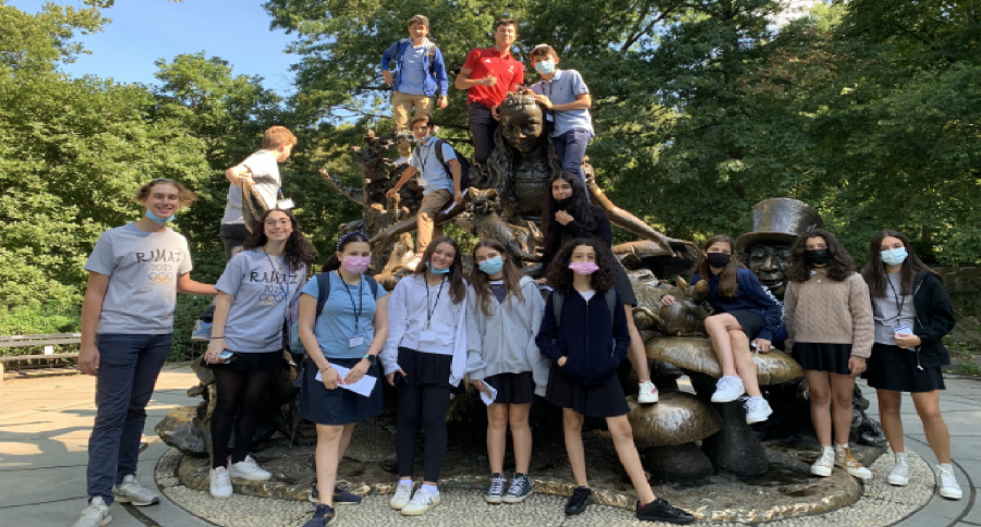 New freshmen and their senior advisors posing in Central Park.