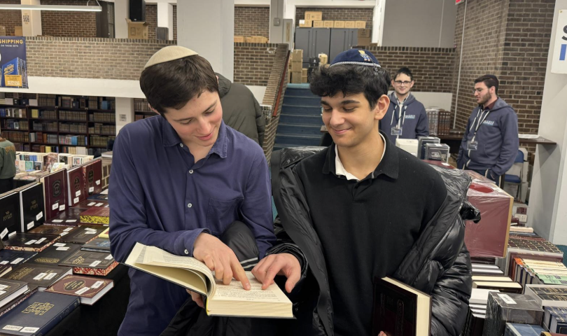 Ramaz students picking out books at the YU Sefarim Sale